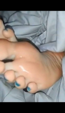 【真实】推特大神狂舔老婆熟睡的脚丫，看的好爽