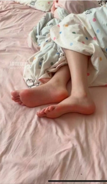 【真实】老哥偷舔熟睡女友的脚