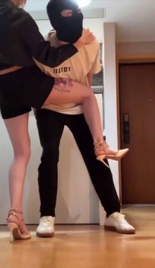 ��˿�߸���Ь���ֵ���Ů��ѹ��